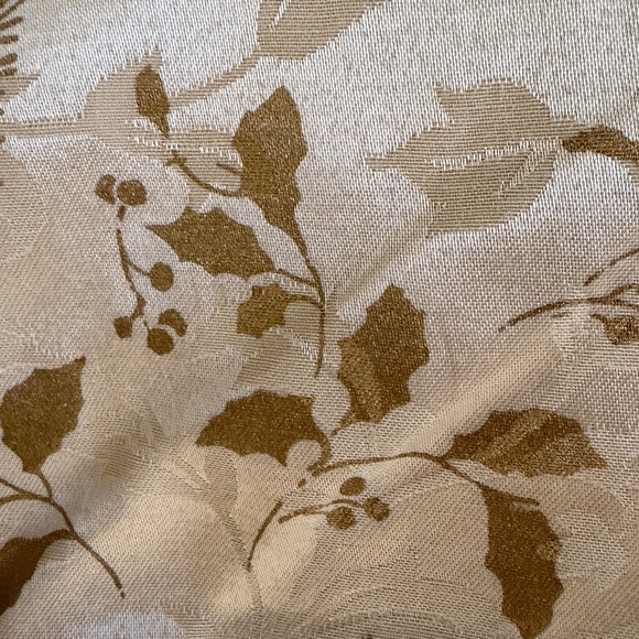 NWOT Christmas Rectangular Table Cloth Flowers Holly Berries Green Cream Gold - Picture 5 of 9